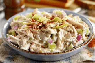 Salada cremosa de frango com iogurte