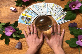 O tarot pode servir como ferramenta de autoconhecimento e reflexão, ajudando a identificar questões que precisam de atenção