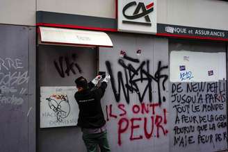 Destruição tomou conta de diversas cidades francesas em meio a protestos contra alto custo de vida