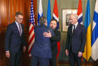 Zelensky é recebido por autoridades em Oslo