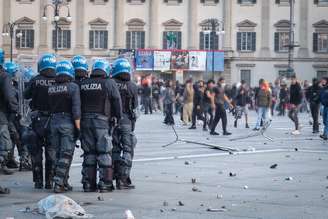 Manifestantes e policiais entraram em confronto em Milão no último fim de semana