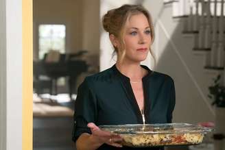 Christina Applegate se emocionou ao falar sobre a falta de respostas para os problemas de saúde.