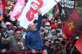 Presidente Lula participa de carreata em Porto Alegre