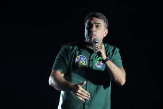 Flávio Bolsonaro terminou o primeiro turno com 47,03% dos votos válidos, ficando na frente do atual presidente, que conquistou 45,16% dos votos. FOTO: Felipe Rau/Estadão