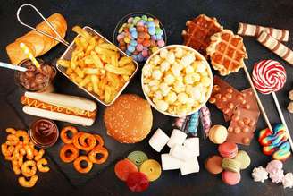 Os alimentos ultraprocessados representam uma grande parte da alimentação mundial e demonizá-los de forma geral pode trazer prejuízos, como criar um medo desnecessário e promover distúrbios alimentares. beats3/iStock via Getty Images Plus