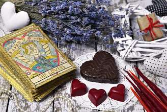 Veja esse guia de perguntas sobre amor para fazer ao tarot