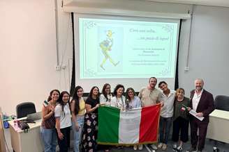 Público com a bandeira da Itália durante 26ª Semana da Língua Italiana em Brasília
