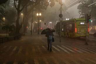 Chuva forte causa transtornos e alagamentos na cidade de São Paulo.