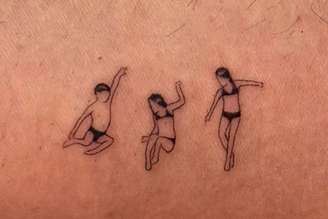 William Bonner faz tatuagem em homenagem aos filhos trigêmeos