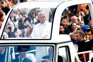 O papa Leão XIV ao voltar à Praça São Pedro nesta quarta-feira, 21