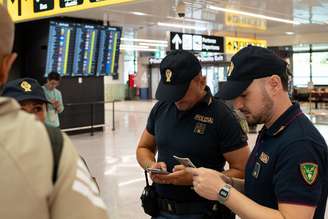 Controles em viajantes provenientes da Espanha no aeroporto de Roma-Fiumicino