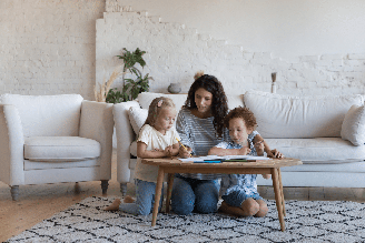 Entre trabalho, casa e filhos, muitas mães solo assumem sozinhas as responsabilidades do dia a dia
