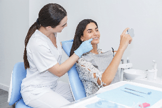 O receio de sentir dor ou ser julgado pode tornar a ida ao dentista um desafio e interferir na frequência das consultas odontológicas