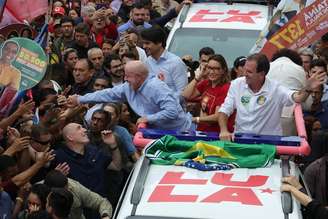 Lula ao lado de Eduardo Paes durante ato de campanha no primeiro turno