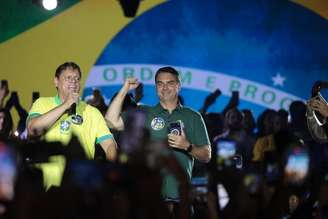 Tarcísio discursa em ato de apoio a Flávio Bolsonaro realizado em Guarulhos na última quarta-feira, 21