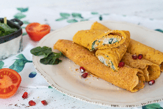 Panqueca de grão-de-bico com ricota e espinafre