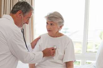 Falta de ar, dor no peito, cansaço e dificuldade de realizar esforços devem ser mencionados ao médico durante consultas de rotina