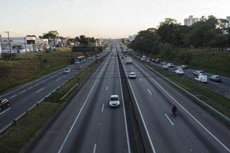 Cobrança é feita na pista expressa da Via Dutra; quem usar exclusivamente a pista marginal não paga pedágio.
