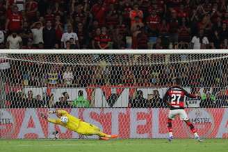 Muslera defendeu o pênalti de Bruno Henrique
