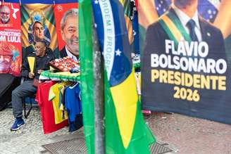 Ambulante com toalhas de Lula e Flávio Bolsonaro à venda no Rio