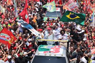 O presidente Lula (PT) em ato em Copacabana neste sábado, 24