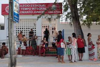 Eleitores em um dos locais de votação de Salvador