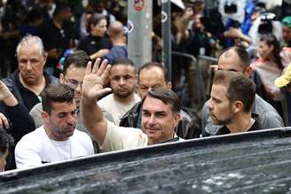 Flávio Bolsonaro acenou para eleitores no Rio de Janeiro após votar