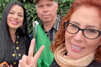 Zambelli com casal de eleitores de Flávio Bolsonaro em Milão