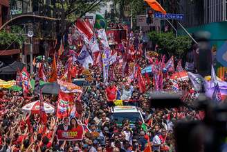 O presidente do Brasil e candidato à reeleição, Luiz Inácio Lula da Silva, ao lado do candidato ao governo de São Paulo, Fernando Haddad, em carro aberto, rodeados de pessoas durante manifestação na Avenida Paulista, em São Paulo, no dia 3 de outubro de 2026