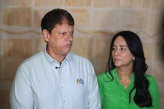 O governador reeleito de São Paulo Tarcísio de Freitas (Republicanos) ao lado da mulher Cristiane.