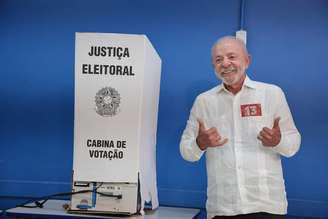O presidente e candidato à reeleição Luiz Inácio Lula da Silva (PT) vota na Escola Estadual Dr. João Firmino Correia de Araújo, em São Bernardo do Campo, na Grande São Paulo, neste domingo, 25 de outubro de 2026, segundo turno das eleições.