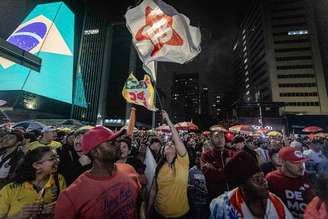 Apoiadores do presidente Luiz Inácio Lula da Silva se reúnem na Av. Paulista