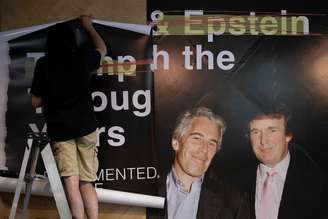 Cartaz exibe Trump ao lado de Epstein nos anos 1990