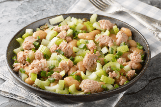 Salada de atum com feijão-branco e aipo