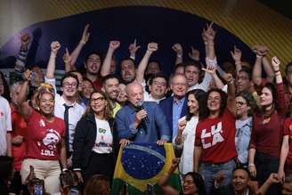 O presidente Luiz Inácio Lula da Silva (PT) afirmou que vai “mudar o jeito de governar esse país” ao fazer o discurso de vitória, após conquistar mais de 64 milhões de votos em uma virada histórica contra o senador Flávio Bolsonaro (PL).