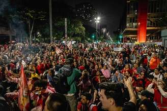 Apoiadores do petista se reúnem na Avenida Paulista, em São Paulo.