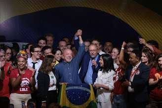 Presidente Lula durante pronunciamento após vitória nas eleições.
