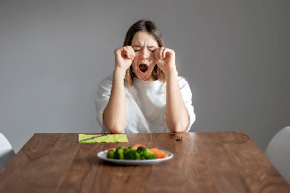 O sono depois do almoço pode ter diversas causas e não deve ser atribuído a um único alimento ou nutriente