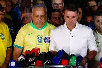 O canditado Flávio Bolsonaro e seu vice, Alfredo Gaspar, em declaração após a derrota nas eleições.