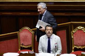 Tajani caminha atrás de Salvini no Senado italiano