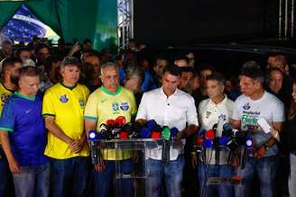O senador Flávio Bolsonaro (PL), candidato à Presidência da República, fala à imprensa neste domingo após ser derrotado pelo presidente Luiz Inácio Lula da Silva (PT)