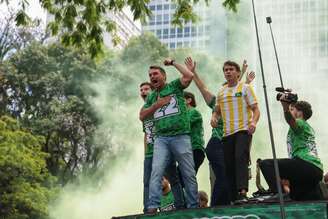 Nikolas Ferreira em comício de Flávio Bolsonaro na Avenida Paulista