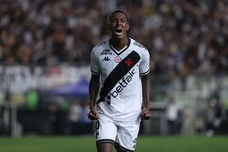 Robert Renan, zagueiro do Vasco, sofreu um acidente de carro, mas passa bem e deve comparecer ao treino 
