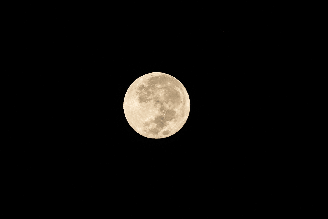 Redonda e brilhante, a Lua Cheia pode ser admirada a olho nu, sem telescópio