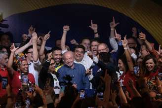 Lula e apoiadores comemoram vitória nas urnas