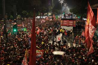 Fãs lotam Avenida Paulista