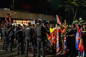 Apoiadores de Lula (PT) fazem festa na Avenida Paulista, em São Paulo, após a reeleição do petista
