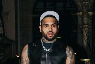 Chris Brown posa para foto 