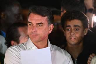 Flávio Bolsonaro teve passaportes apreendidos