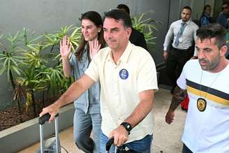 Flávio Bolsonaro no aeroporto de Brasília, em 25 de outubro